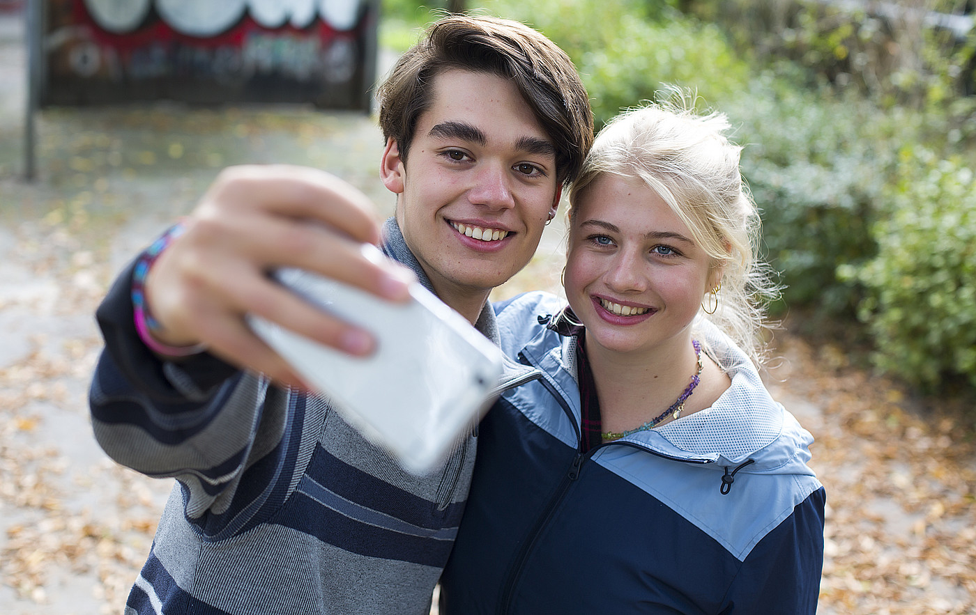Deux adolescents prenant un selfie.