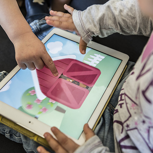 Les tout-petits apprennent en jouant avec la tablette