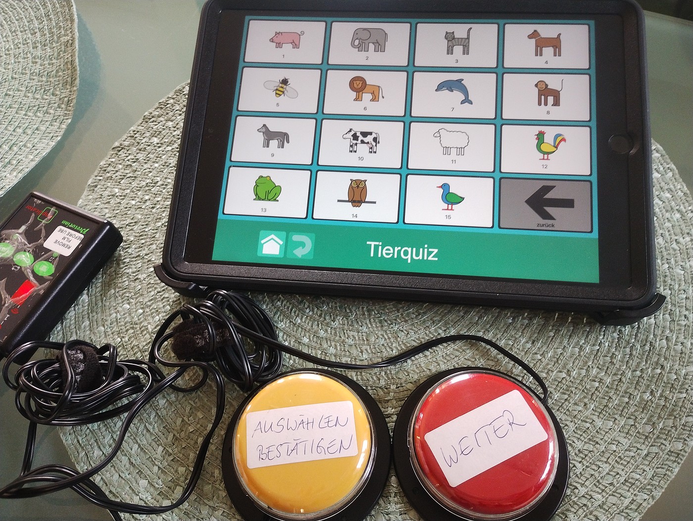 Tablette et buzzer comme exemple d'un moyen auxiliaire de communication améliorée et alternative