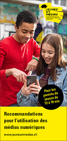 Première page de notre flyer montrant deux adolescents regardant ensemble un smartphone