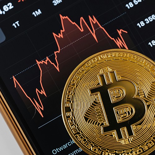 Affichage d'un Bitcoin devant le cours d'une action sur le smartphone