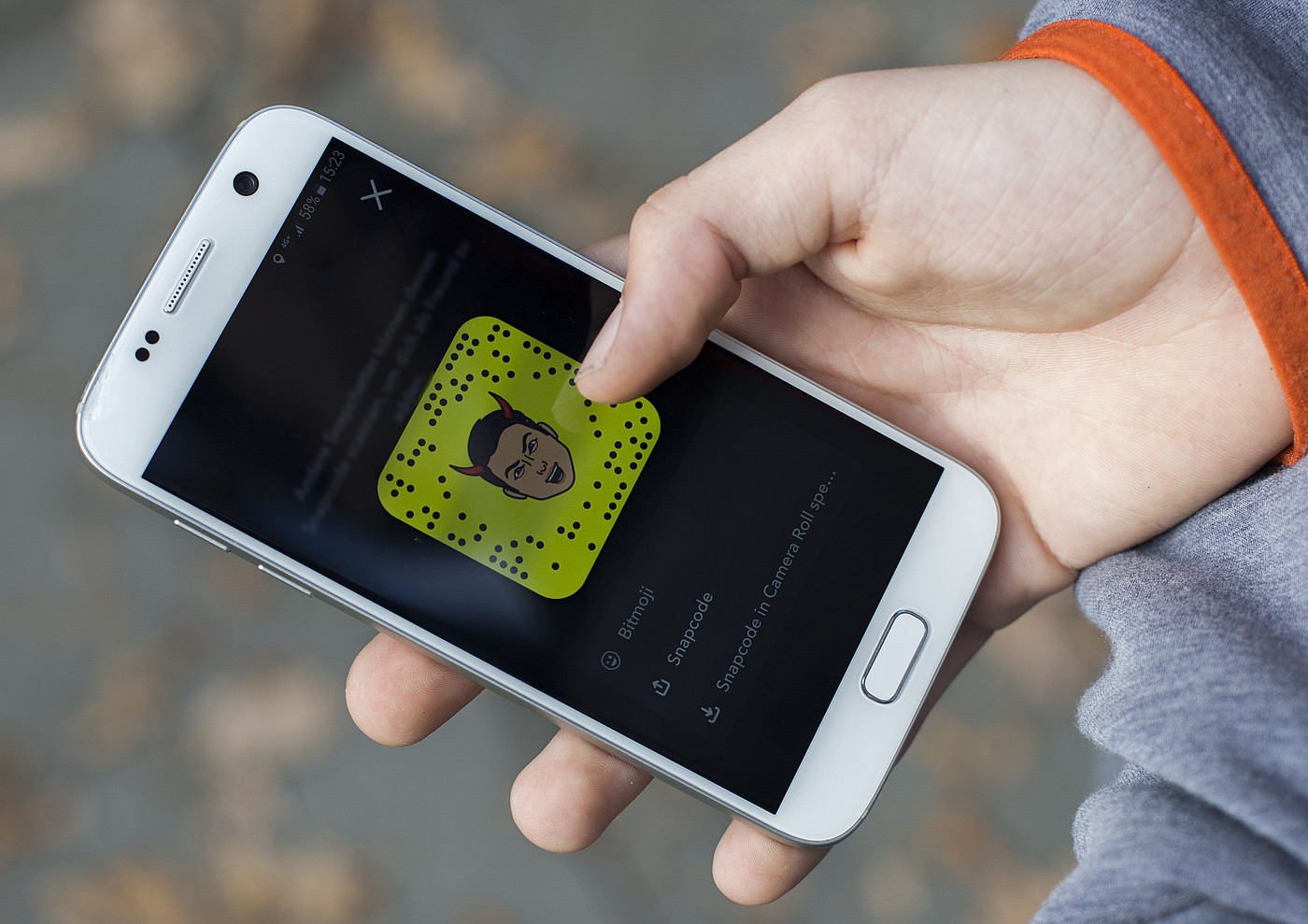 Un smartphone avec Snapchat ouvert.