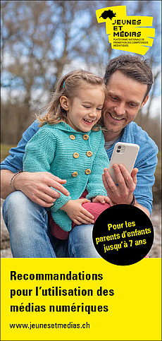 page de titre du flyer avec un père et sa fille sur ses genoux, souriant et regardant  un smartphone
