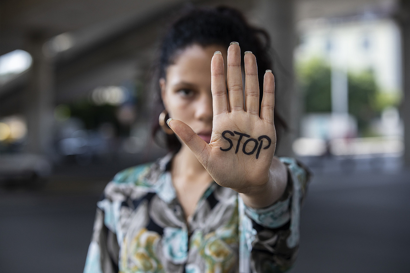 Une paume avec Stop dessus