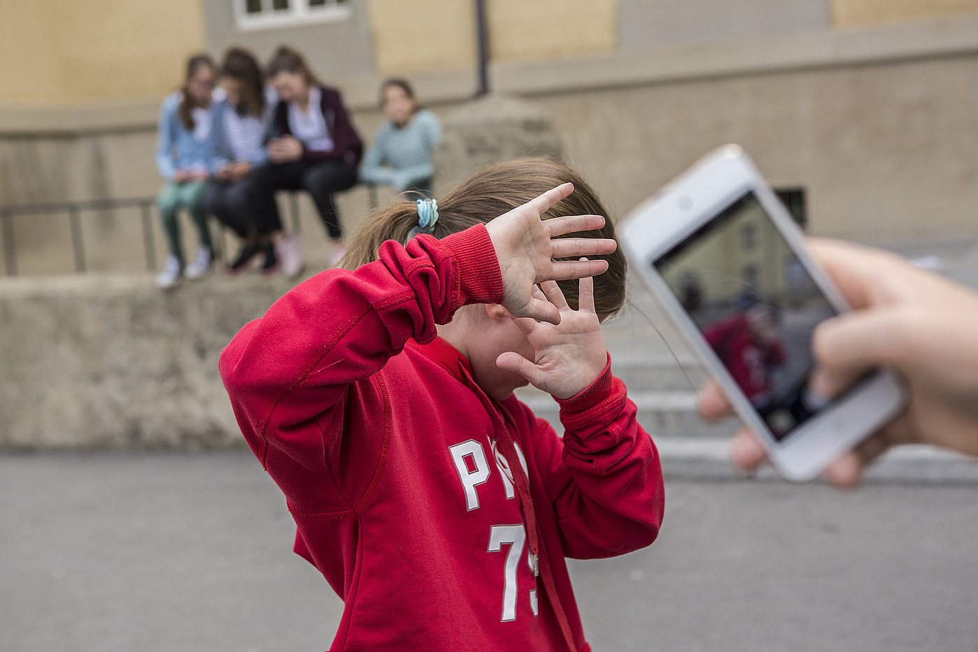 Une adolescente est photographiée contre sa volonté.