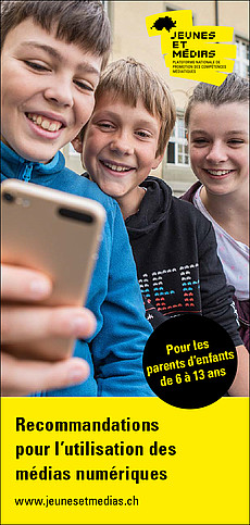 Page de couverture de notre flyer montrant trois enfants regardant ensemble sur un smartphone