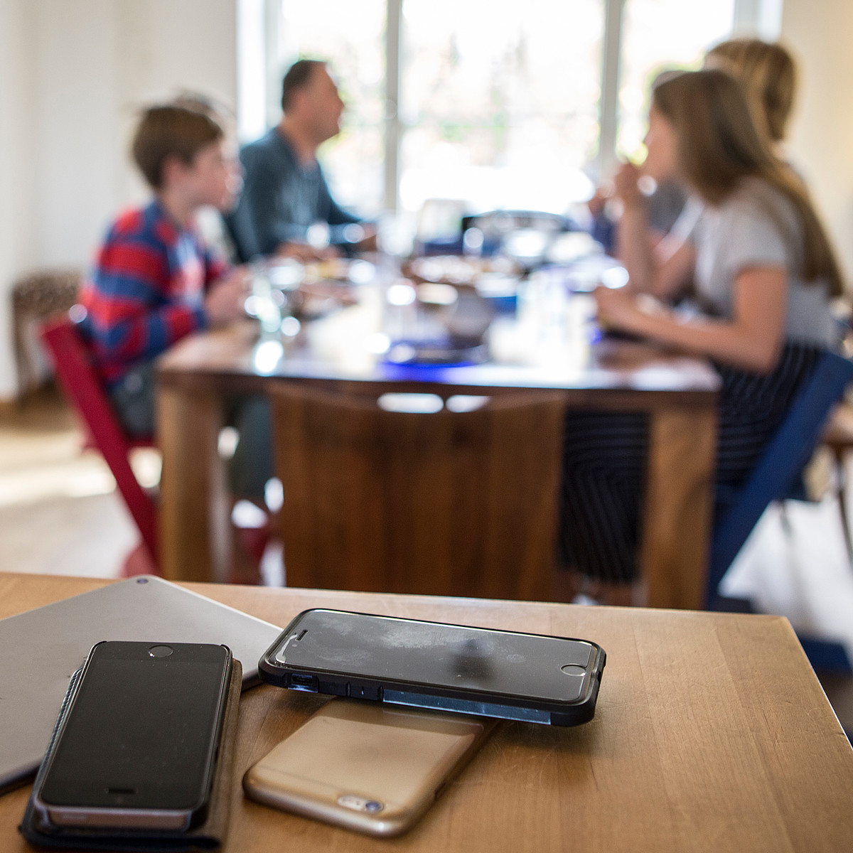 Les smartphones sont éloignés de la table à manger pendant que la famille prend son repas.