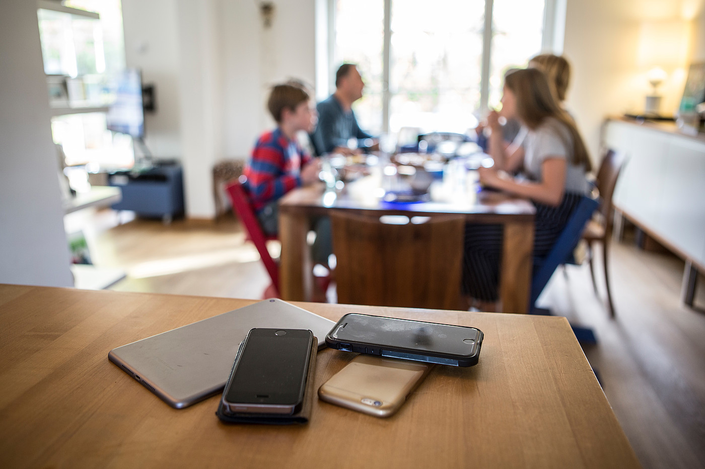 Les smartphones sont éloignés de la table à manger pendant que la famille prend son repas.
