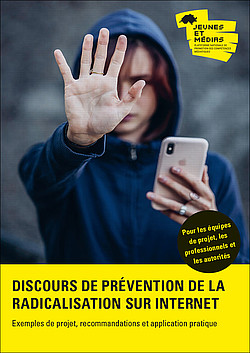 Une adolescente tenant une main en avant avec les doigts tendus et tenant un smartphone dans l'autre main.