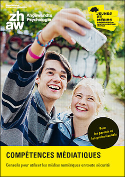 Page de garde de notre brochure montrant deux adolescents prenant un selfie.