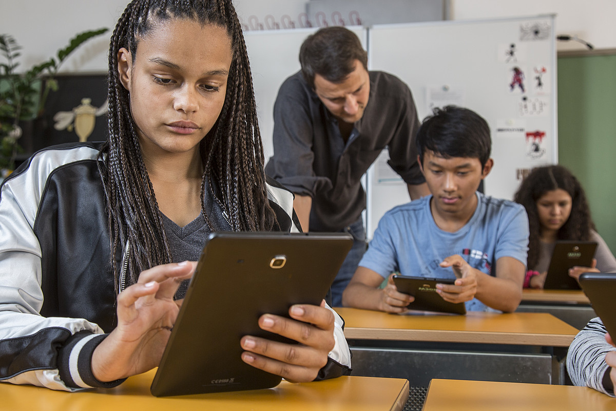 Les élèves utilisent des téléphones portables en classe