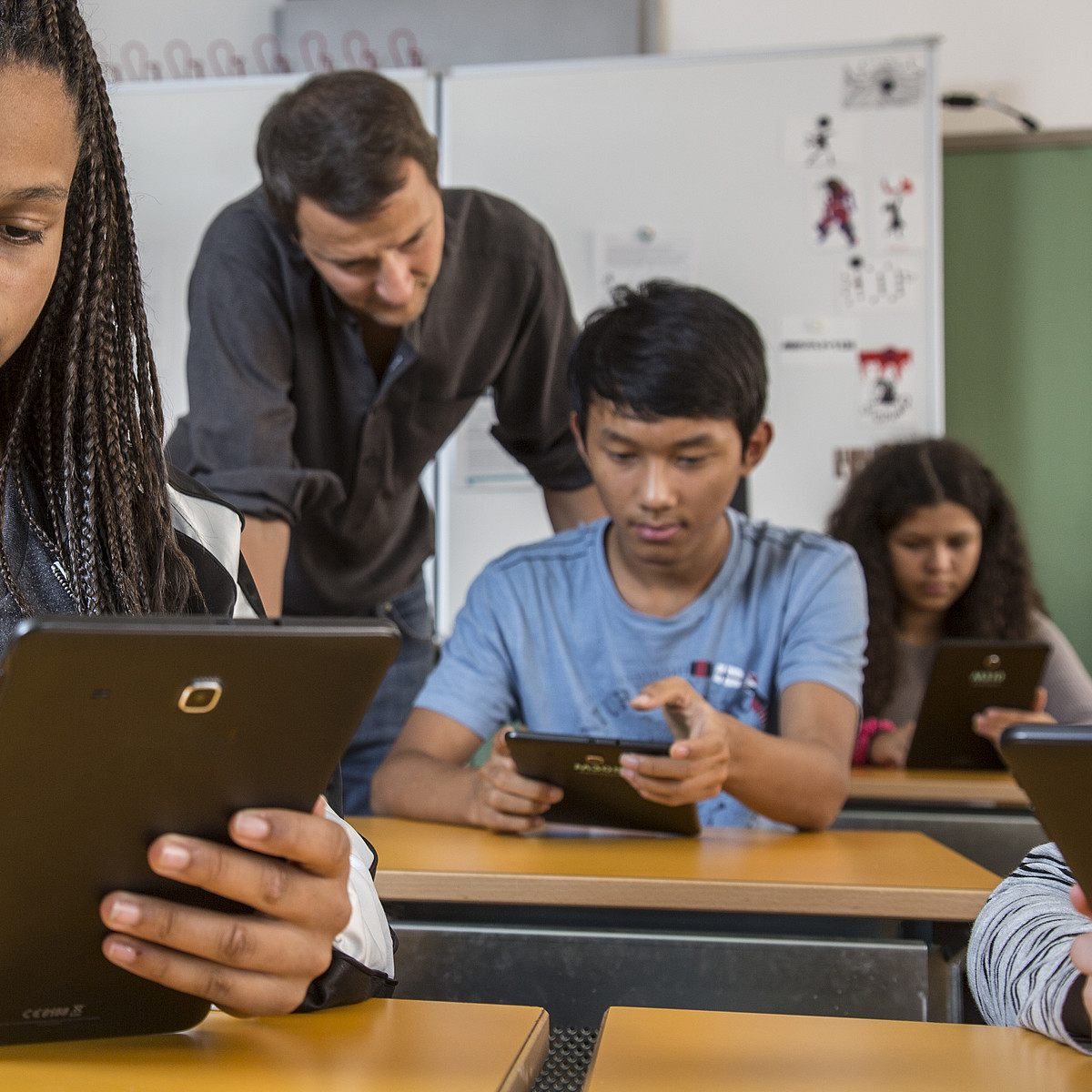 Les élèves utilisent des téléphones portables en classe