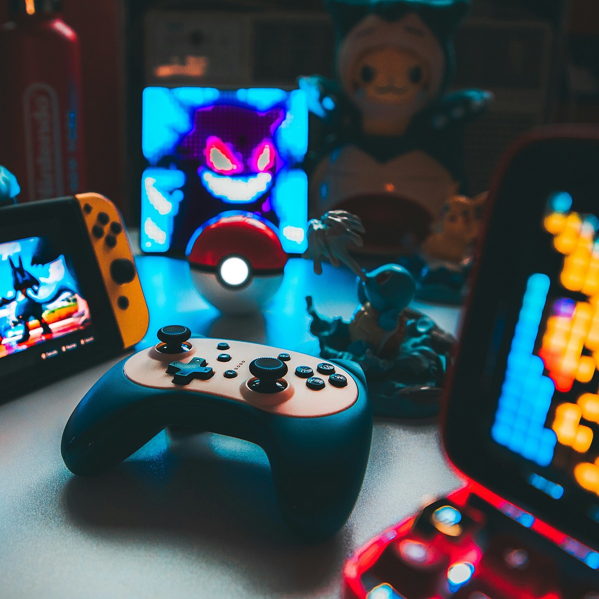 [Translate to Französisch:] Videogames und Controller auf einem Tisch