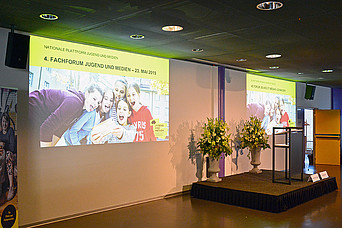 Scène de discours avec les diapositives d'entrée
