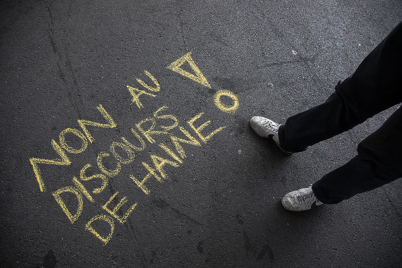 Sur le sol est écrit à la craie: Non au discours de haine!